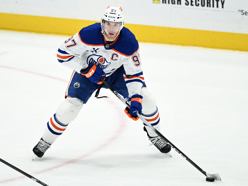 Hviezda Edmontonu Connor McDavid počas zápasu