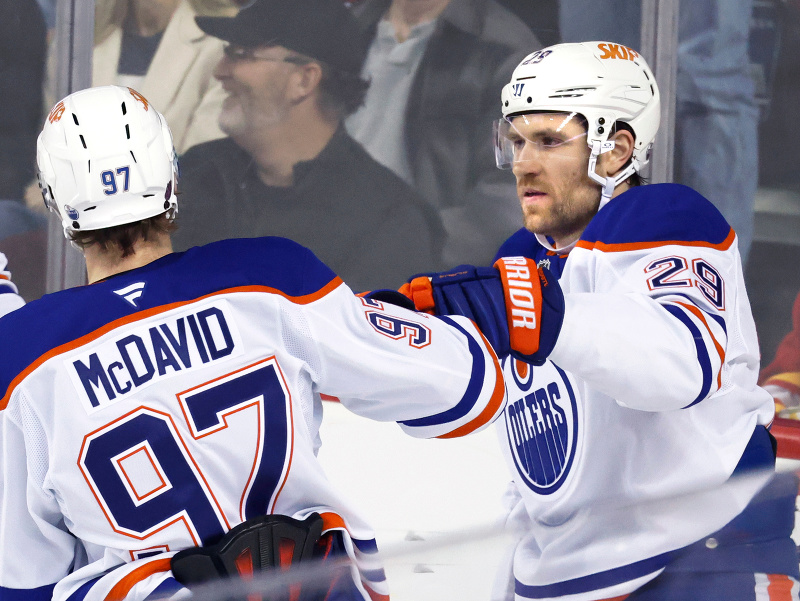 Connor McDavid a Leon Draisaitl sa radujú z gólu Oilers