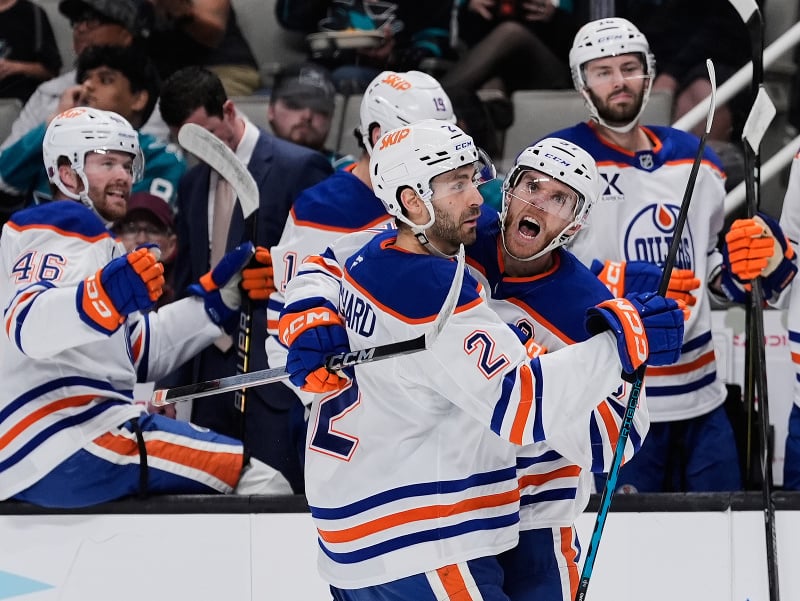 Evan Bouchard a Connor McDavid sa tešia z gólu Edmontonu Oilers