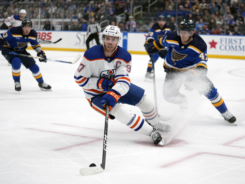 Connor McDavid s pukom na čepeli