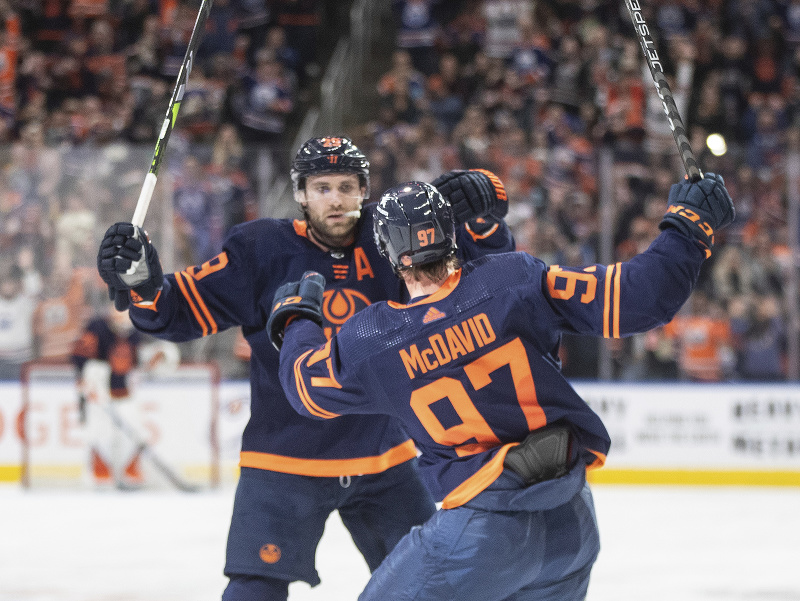 Svätá dvojica Edmontonu - Connor McDavid a Leon Draisaitl oslavujú gól