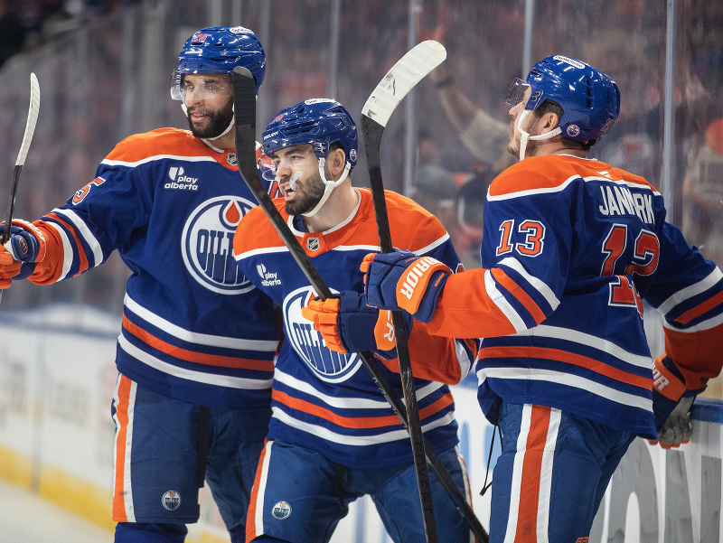 Na snímke vpravo útočník Edmontonu Oilers Mattias Janmark