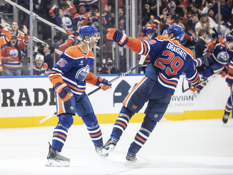 Darnell Nurse a Leon Draisaitl oslavujú gól