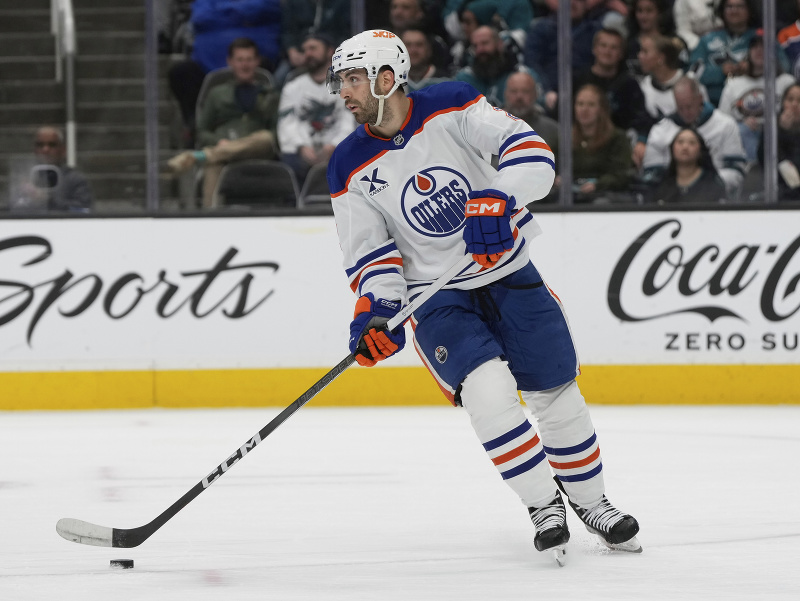 Kanadský obranca Evan Bouchard v drese Edmontonu