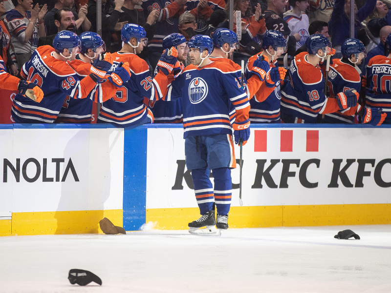 Evan Bouchard z Edmontonu Oilers oslavuje hat trick 