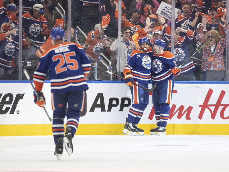 Hokejisti Edmontonu oslavujú gól
