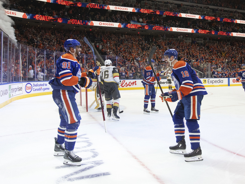 Radujúce sa duo Evander Kane (vľavo) a Zach Hyman z Edmontonu Oilers