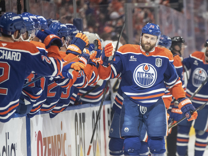Leon Draisaitl sa teší so striedačkou Oilers