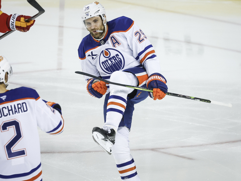 Leon Draisaitl (Edmonton) oslavuje gól v sieti Calgary