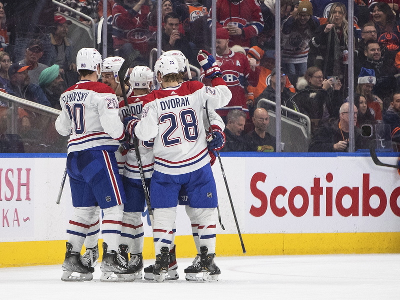 Hokejisti Montrealu Canadiens oslavujú gól. Vľavo draftová jednotka Juraj Slafkovský 