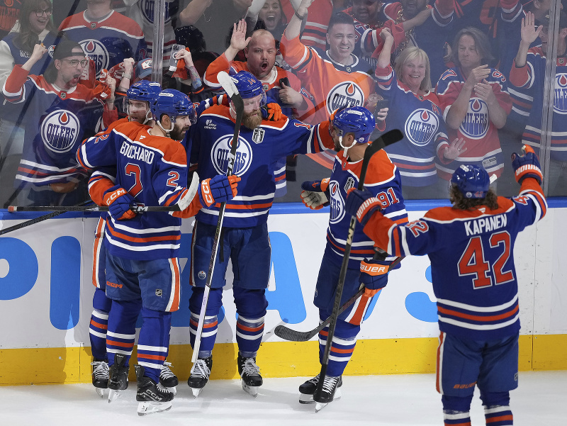 Oslavujúci hráči Edmontonu Oilers