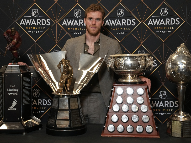 Connor McDavid získal tretíkrát Hartovu trofej pre najužitočnejšieho hráča NHL