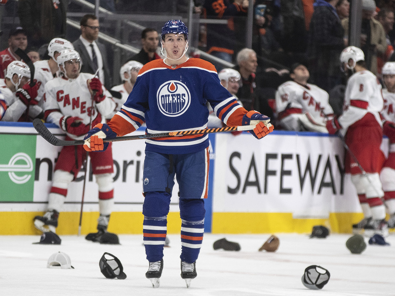 Hokejista Edmontonu Oilers Zach Hyman oslavuje hetrik
