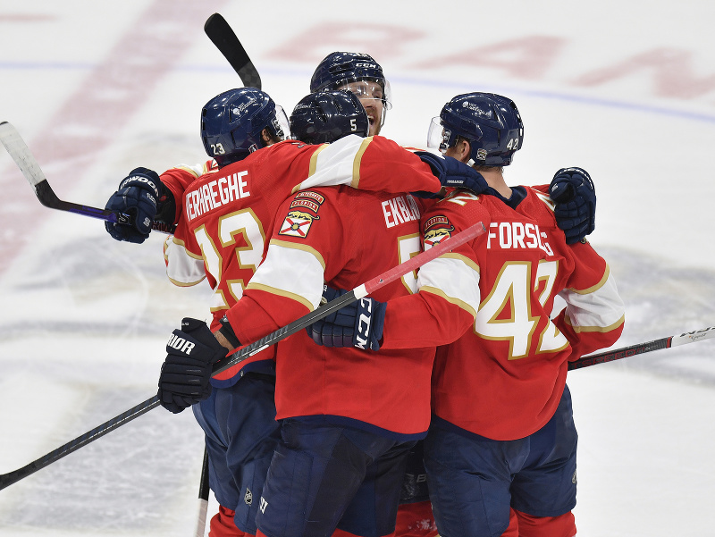 Hokejisti Floridy Panthers oslavujú gól