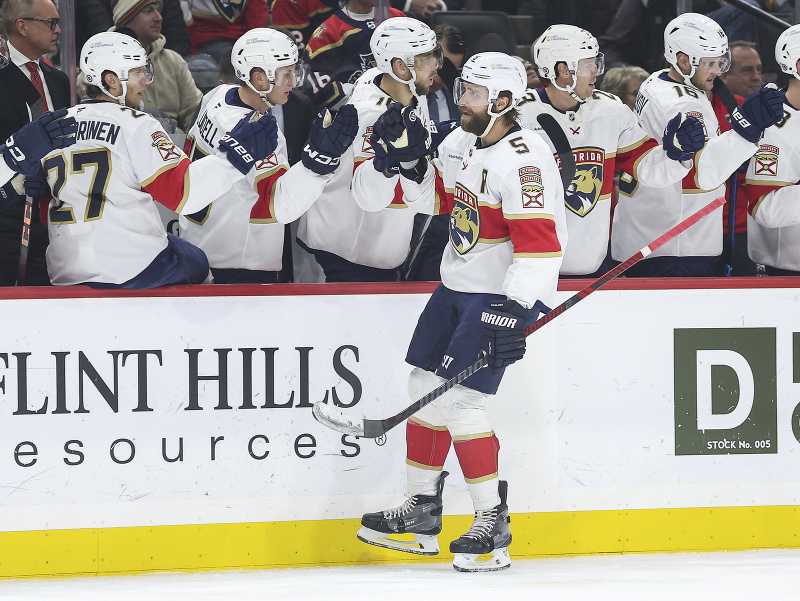  Aaron Ekblad oslavuje gól so spoluhráčmi z Floridy Panthers
