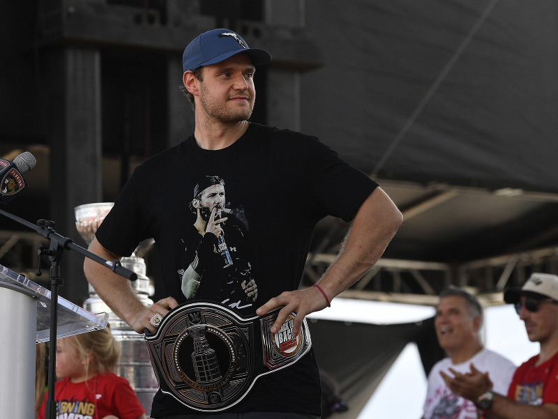 Aleksander Barkov, kapitán Floridy Panthers, počas majstrovských osláv