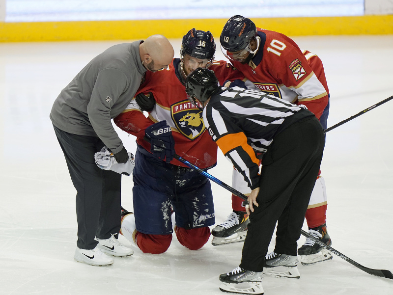 Kapitán Floridy Panthers Aleksander Barkov sa zranil v utorkovom zápase s New Yorkom Islanders 