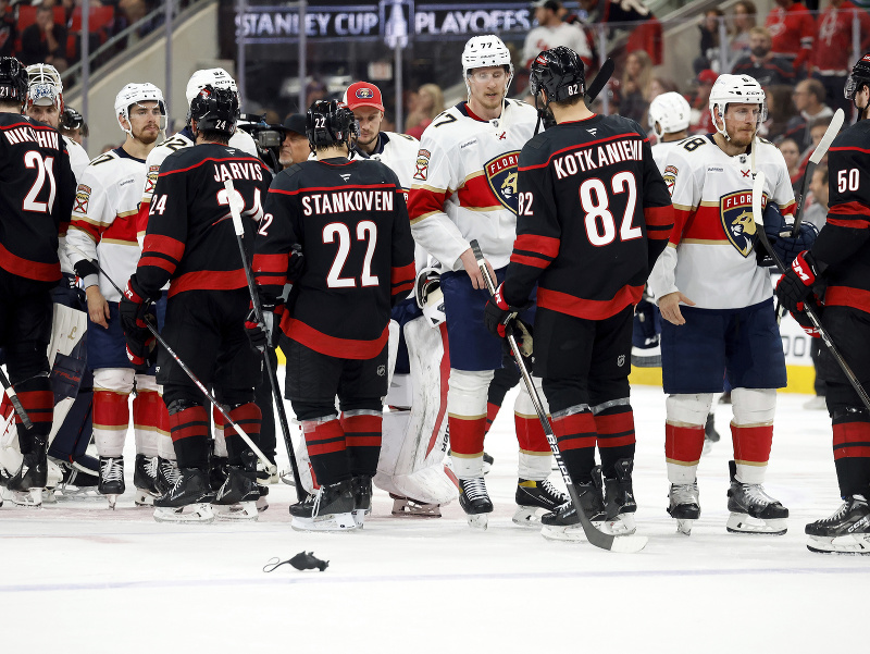 Hráči Caroliny a Floridy si podávajú ruky po skončení série