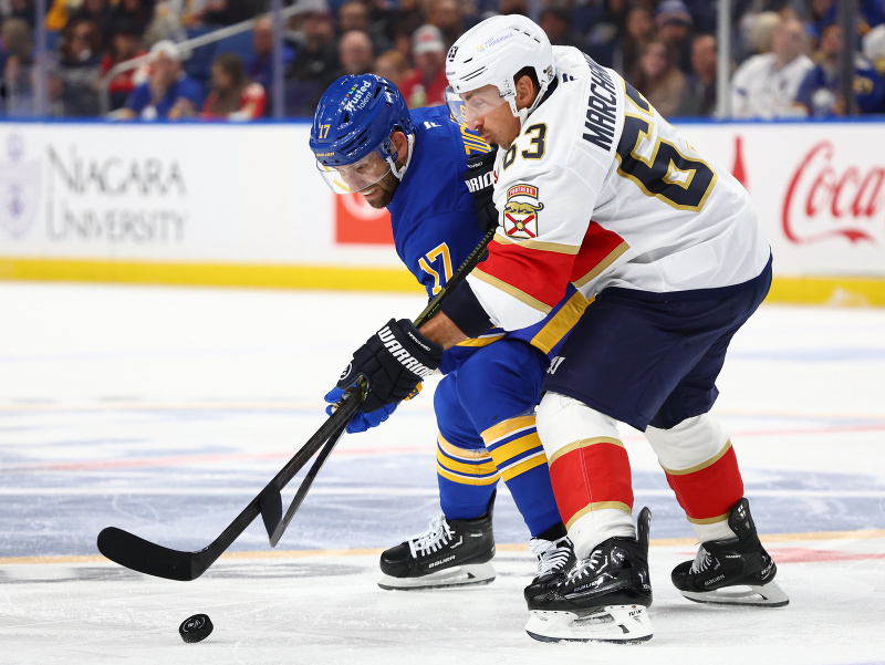 Jason Zucker a Brad Marchand (v bielom) v súboji o puk