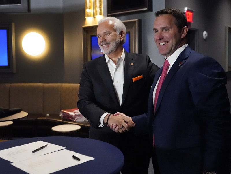 Podanie rúk medzi Jerrym Plushom Chairmanom, prezidentom a výkonným riaditeľom Amerant Banky, a Mattom Caldwellom, prezidentom a výkonným riaditeľom klubu Florida Panthers