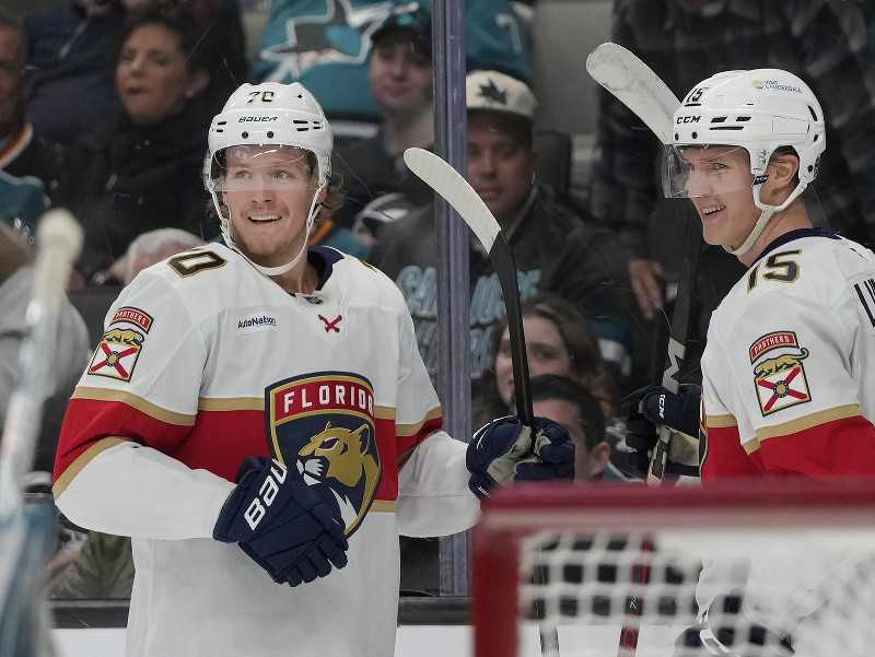 Jesper Boqvist a Anton Lundell oslavujú gól