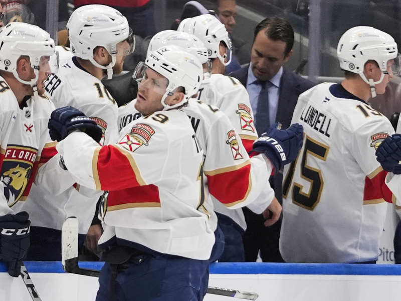 Radujúci sa Matthew Tkachuk so striedačkou Panthers