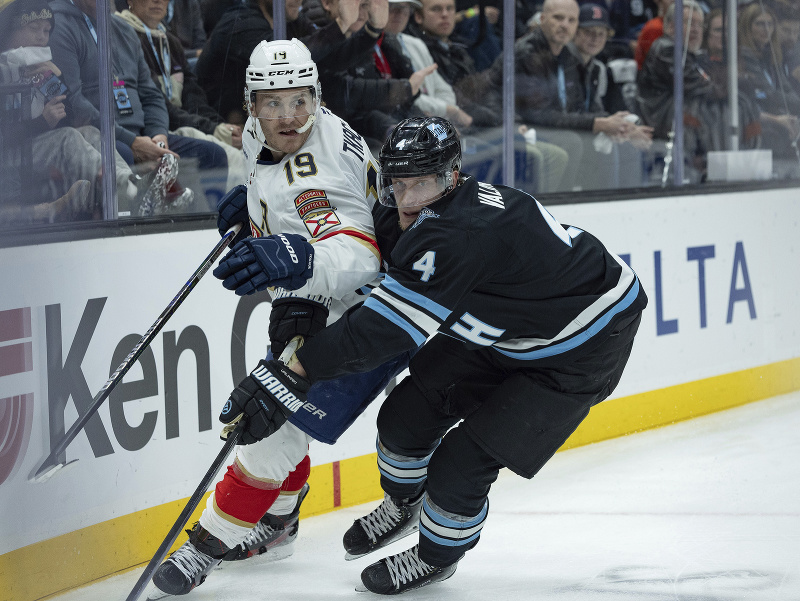 Matthew Tkachuk a Juuso Välimäki v súboji