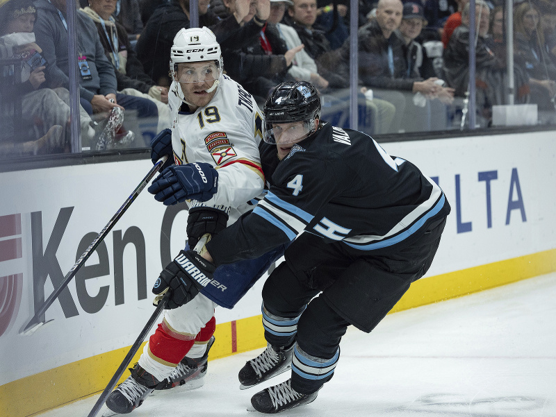 Matthew Tkachuk a Juuso Välimäki v súboji