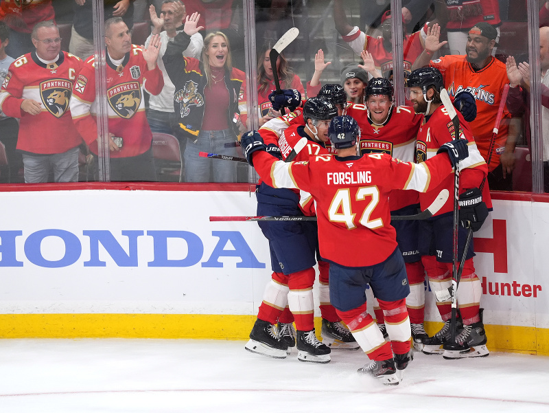 Hokejisti Floridy Panthers oslavujú gól