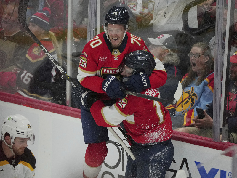 Hokejisti Floridy Jonah Gadjovich a Jesper Boqvist oslavujú gól