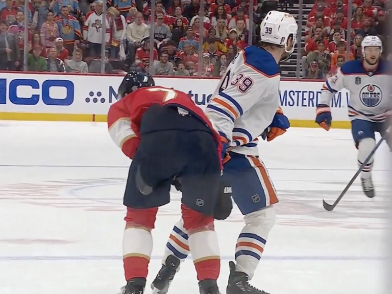 Sam Carrick (Edmonton) zasiahol protihráča hokejkou medzi nohy