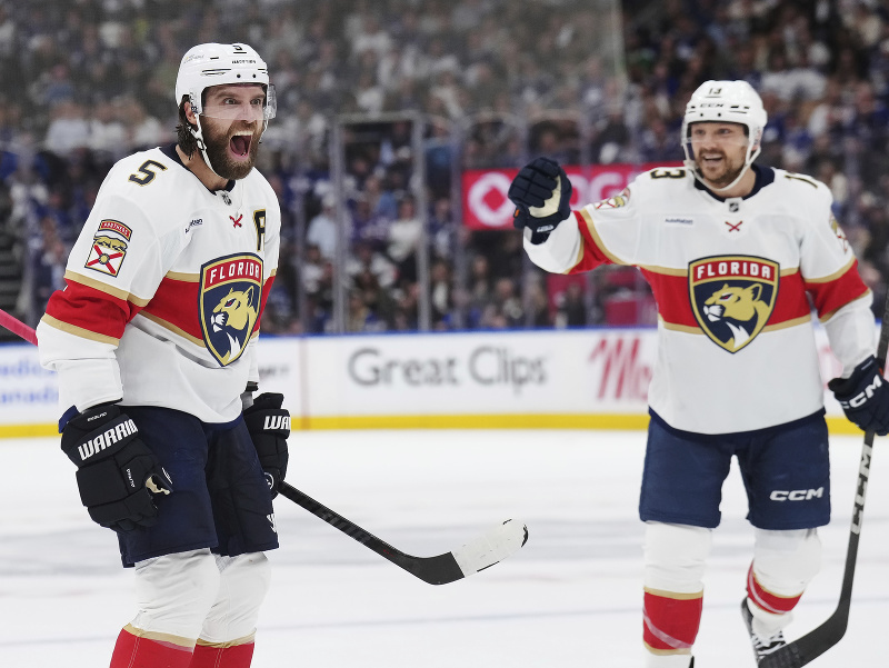 Radujúci sa Aaron Ekblad, za ním Sam Reinhart