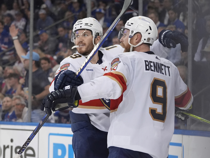 Matthew Tkachuk (vľavo) a Sam Bennett oslavujú gól Floridy 