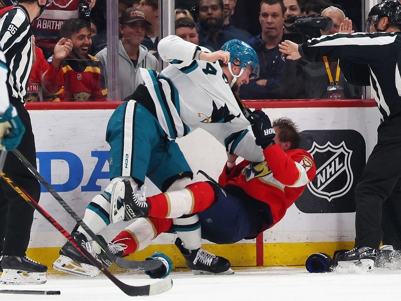 Útočník San Jose Pavol Regenda sa pobil s Uvisom Balinskisom z Floridy Panthers