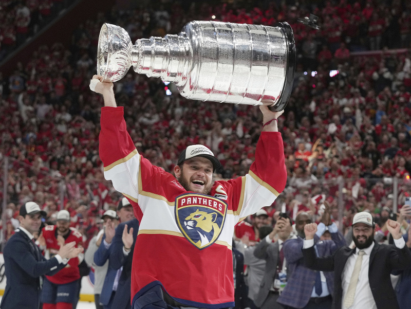 Kapitán Floridy Aleksander Barkov so Stanley Cupom