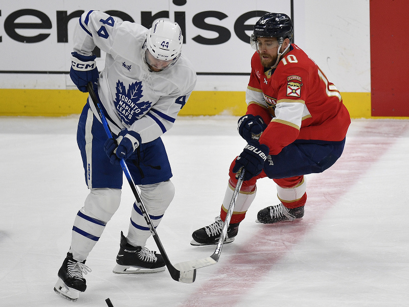 Morgan Rielly a A.J. Greer 