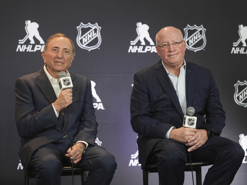 Gary Bettman, komisár NHL, a jeho zástupca Bill Daly