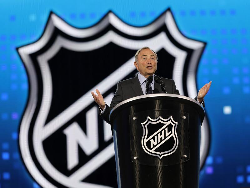 Komisár NHL Gary Bettman vystupuje s príhovorom počas 1. kola draftu zámorskej NHL v aréne Sphere v Las Vegas
