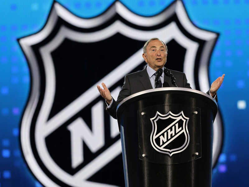 Komisár NHL Gary Bettman vystupuje s príhovorom počas 1. kola draftu zámorskej NHL v aréne Sphere v Las Vegas