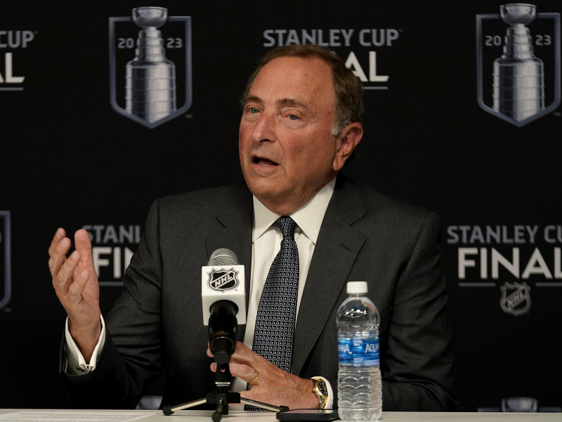 Komisár NHL Gary Bettman