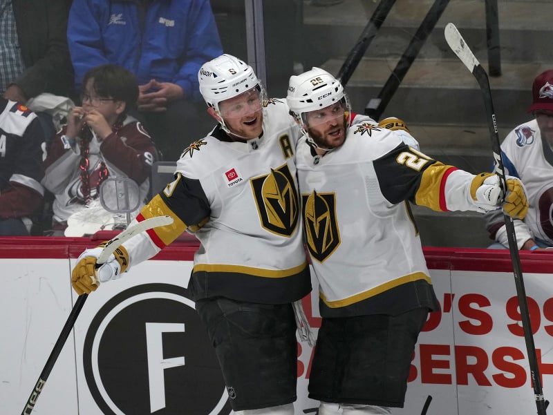 Jack Eichel a Nic Dowd oslavujú gól