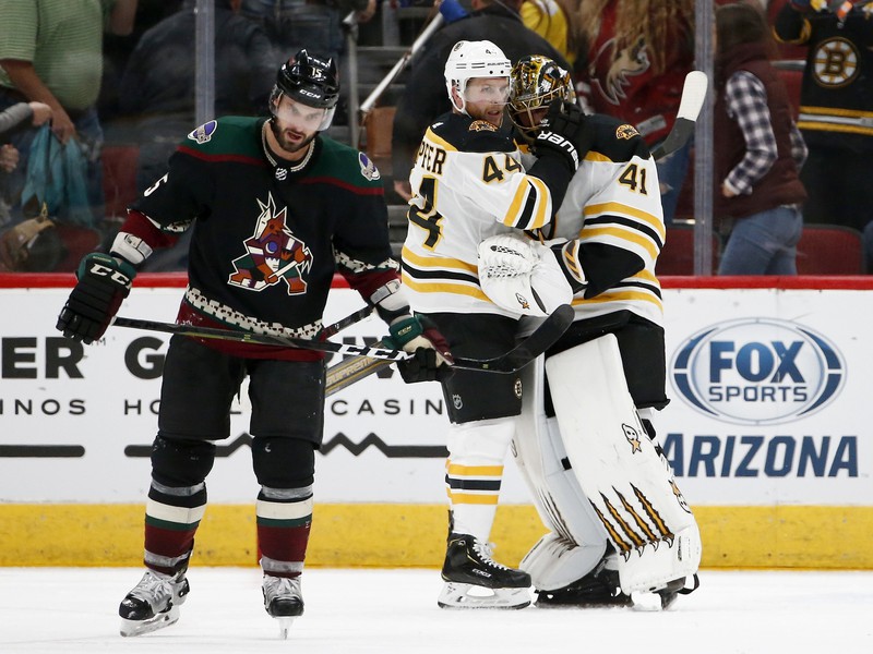 Jaroslav Halák a Steven Kampfer oslavujú triumf Bostonu