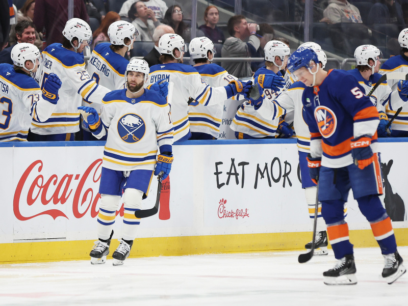 Ľavé krídlo Buffala Sabres Jason Zucker (17) oslavuje gól počas druhej tretiny hokejového zápasu NHL