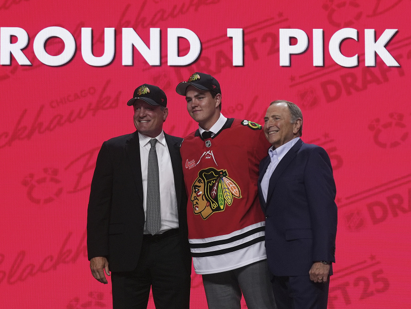 Vedenie klubu NHL Chicago Blackhawks podpísalo trojročnú nováčikovskú zmluvu so švédskym útočníkom Antonom Frondellom