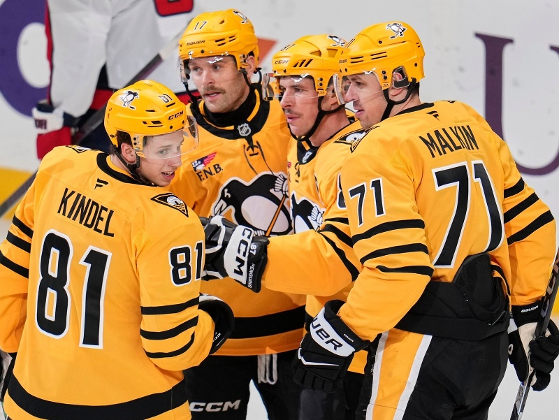 Tešiaci sa hráči Penguins - vpravo Jevgenij Malkin, Sidney Crosby, Bryan Rust, Ben Kindel