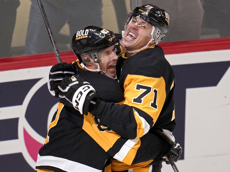 Radosť ako za starých dobrýcch čias, Sidney Crosby a Jevgenij Malkin oslavujú gól
