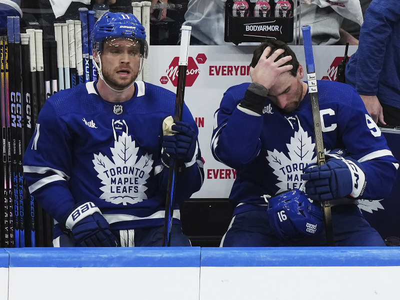 Max Domi a John Tavares po prehre Toronta