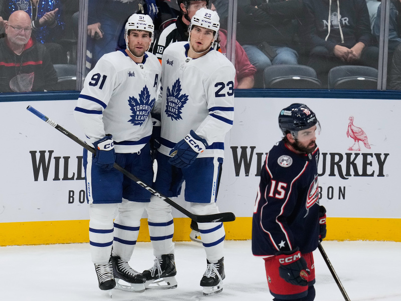 John Tavares (91) oslavuje svoj 500. gól v základnej časti NHL