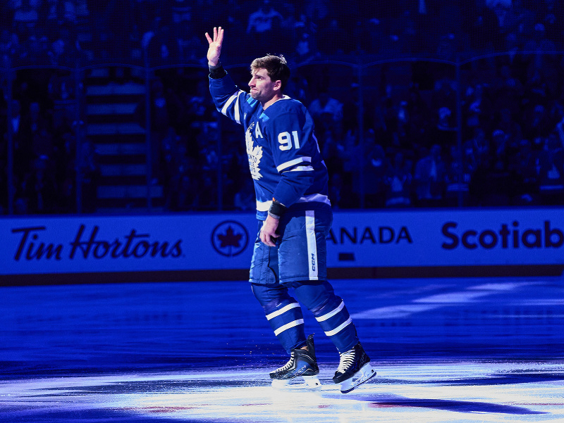 John Tavares počas osláv jeho 500. gólu v NHL