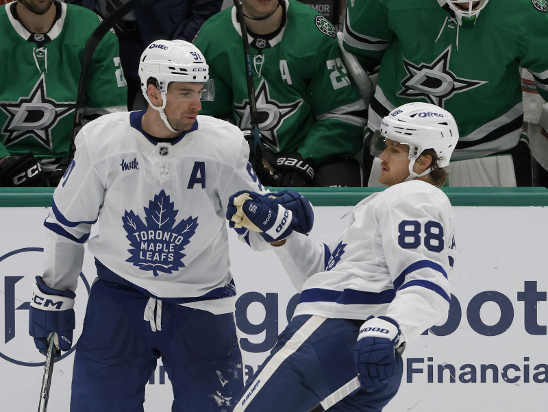 John Tavares (91) a William Nylander (88) sa radujú z gólu Toronta
